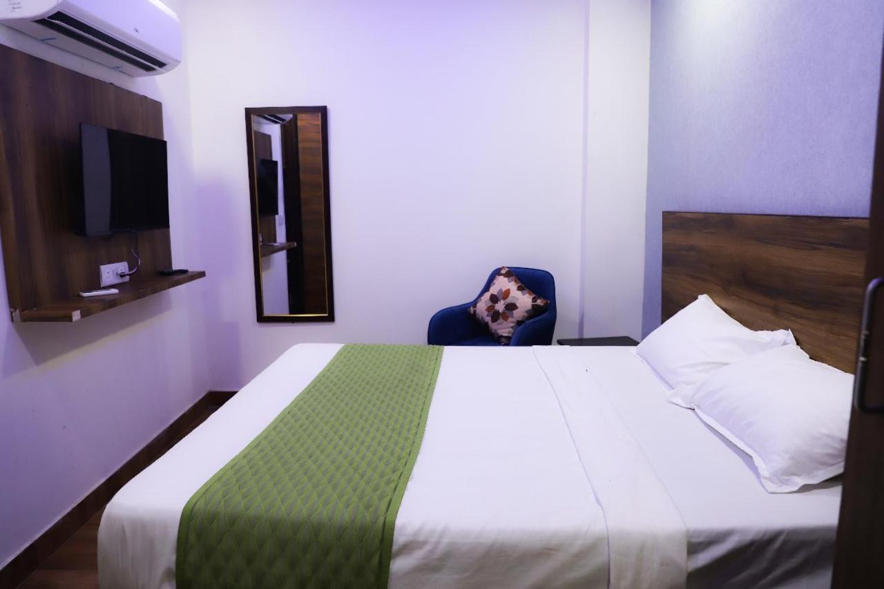 Bed and Breakfast Surya International à New Delhi Extérieur photo