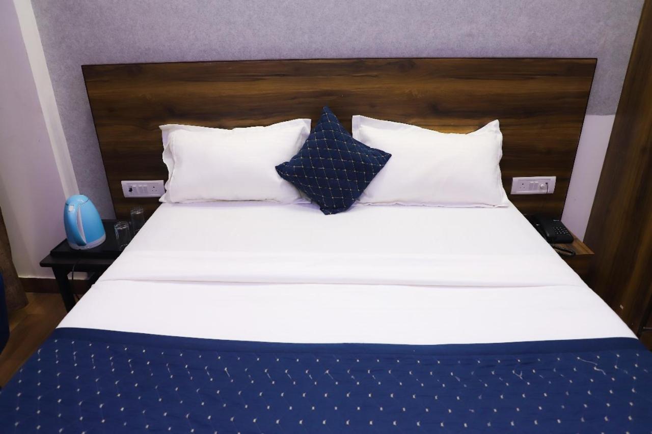 Bed and Breakfast Surya International à New Delhi Extérieur photo