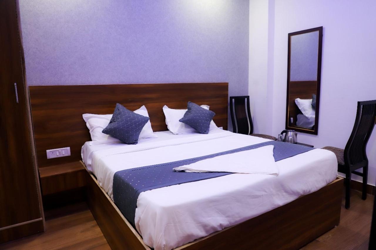 Bed and Breakfast Surya International à New Delhi Extérieur photo