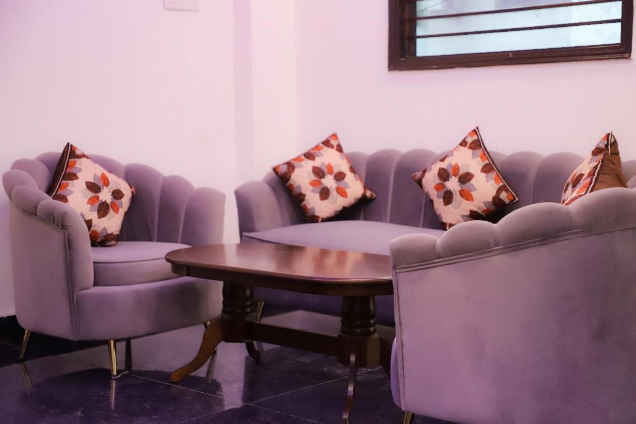Bed and Breakfast Surya International à New Delhi Extérieur photo